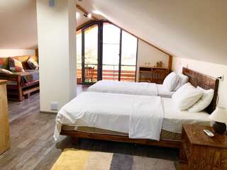 Отели типа «постель и завтрак» Green Stone Boutique Hotel Ехегнадзор Семейный номер с балконом-9